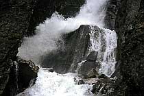 Am Sims-Wasserfall geht es vorbei